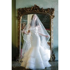 Изящное свадебное платье силуэта «Русалка» с длинной волнистой фатой 